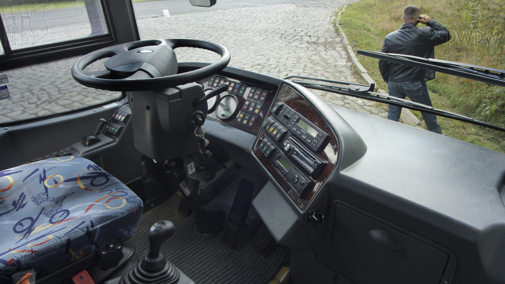 Materiał do pytania: Czy podczas postoju wolno Ci oddalić się od autobusu, jeśli silnik jest w ruchu?