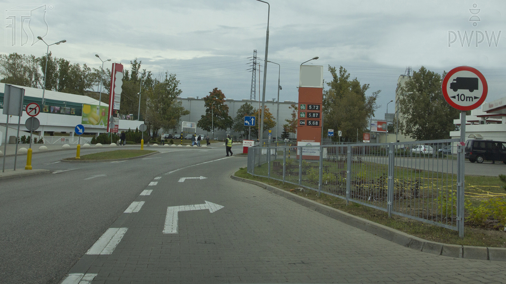 Materiał do pytania: Przewozisz zespołem pojazdów o długości 10 metrów ładunek wystający z tyłu przyczepy na odległość 0,5 metra. Czy wolno Ci wjechać na drogę za tym znakiem?