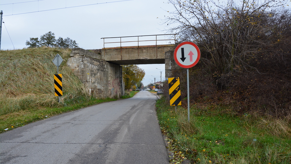 Material zur Frage: Haben Sie in dieser Situation Vorrang beim Befahren der verengten Fahrbahn vor dem Fahrzeug im Gegenverkehr?
