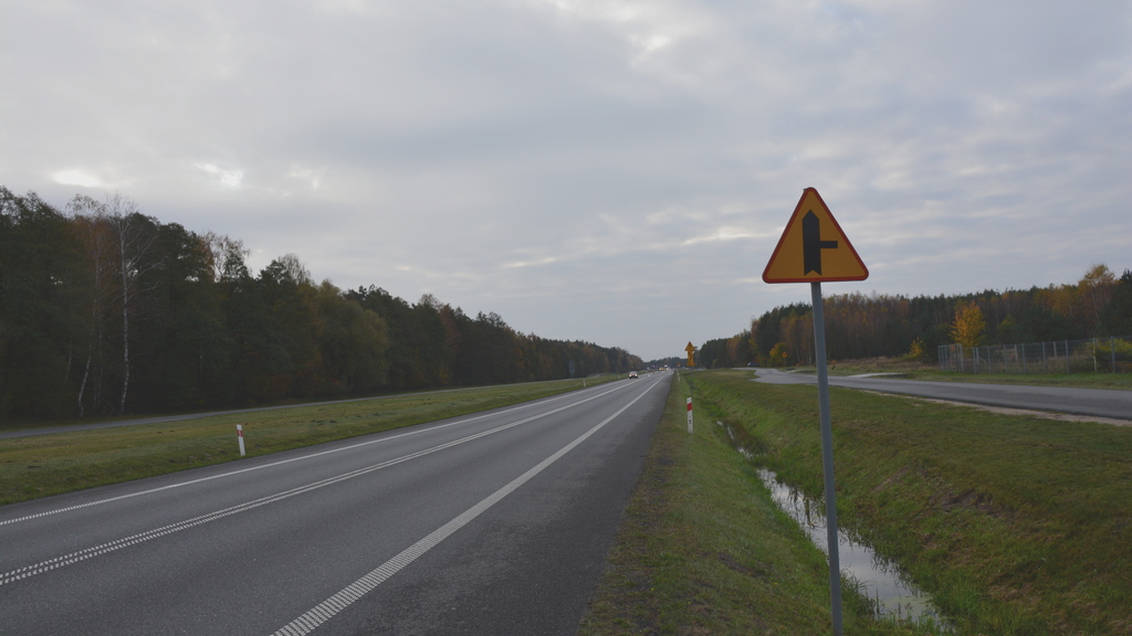 Materiał do pytania: Czy na najbliższym skrzyżowaniu masz pierwszeństwo przed pojazdem nadjeżdżającym z prawej strony?