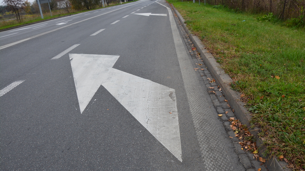 Material zur Frage: Wenn Sie in dieser Situation die Spur auf links wechseln, haben Sie Vorrang vor den Fahrzeugen, die auf dieser Spur fahren?
