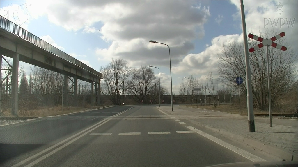 Material zur Frage: Sollen Sie in der dargestellten Situation das Fahrzeug vor dem Bahnübergang anhalten?