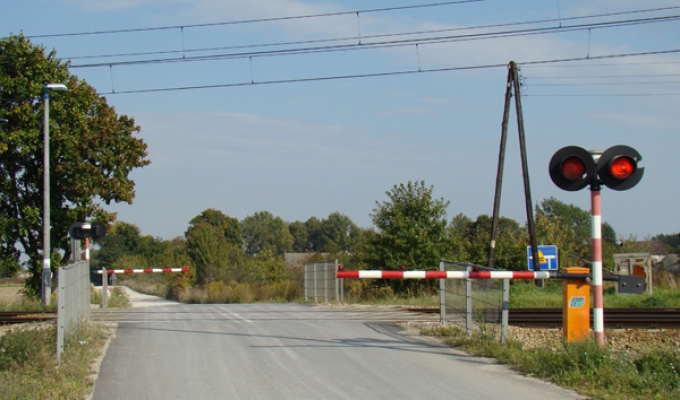 Material zur Frage: Haben Sie in dieser Situation das Recht, die Halbschranke zu umgehen und den Bahnübergang zu passieren, nachdem Sie sich vergewissert haben, dass kein Zug kommt?