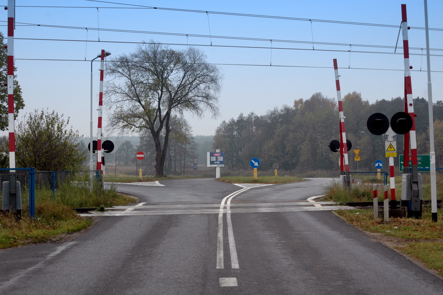 Materiał do pytania: Czy zbliżając się do przejazdu kolejowego z zaporami powinieneś uwzględniać, że wskutek różnych przyczyn urządzenia zabezpieczające mogą na czas nie zamknąć przejazdu ?