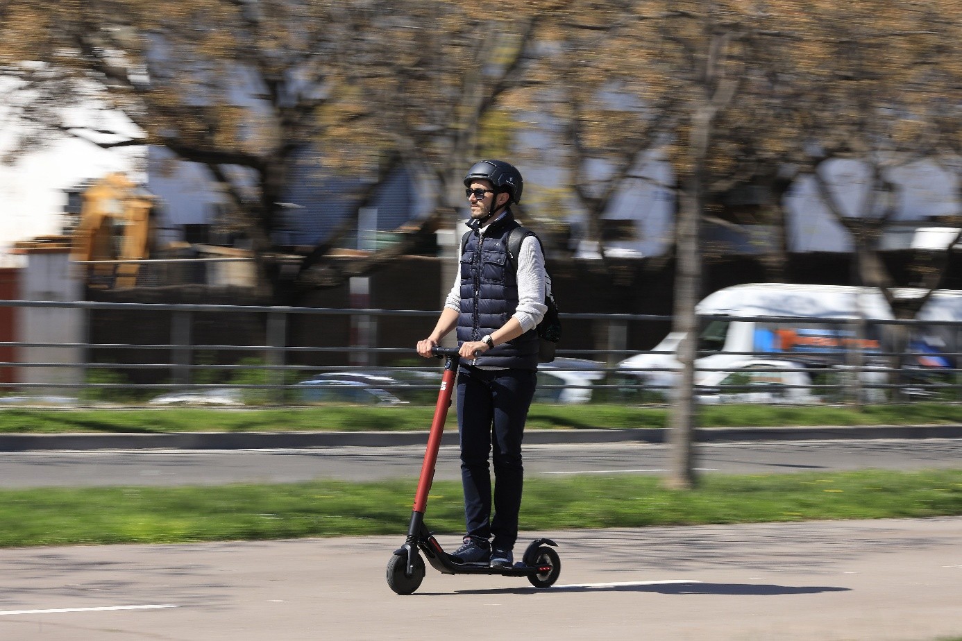 Materiał do pytania: Czy wolno Ci jadąc jezdnią kierować hulajnogą elektryczną z prędkością 30 km/h ?