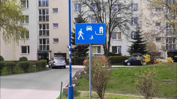 Materiał do pytania: Czy na drogach położonych w strefie oznaczonej widocznym znakiem, wolno Ci przewozić hulajnogą elektryczną dziecko w wieku do 10 lat ?