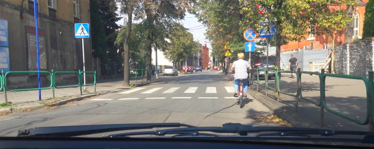 Materiał do pytania: Czy na przejściu dla pieszych, przy zachowaniu szczególnej ostrożności wolno Ci wyprzedzać rowerzystę ?