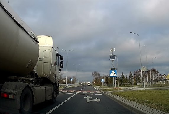 Materiał do pytania: Czy w przedstawionej sytuacji, przy zachowaniu zwiększonej uwagi, wolno Ci wyprzedzić poprzedzający pojazd z jego prawej strony ?