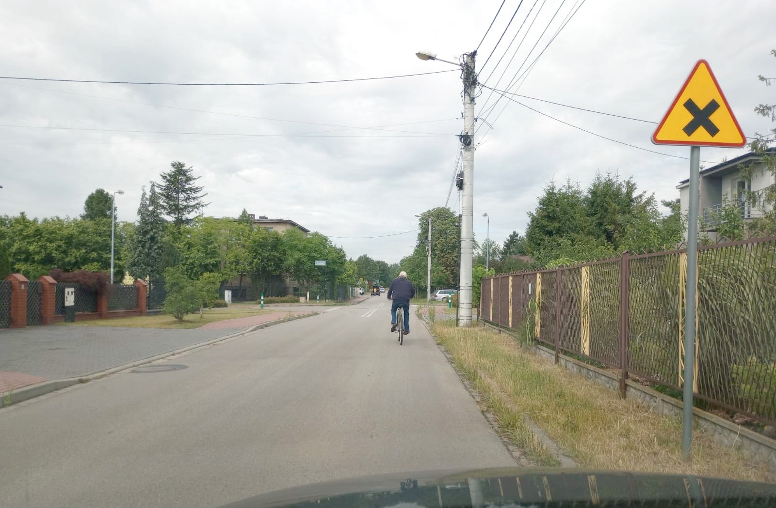 Materiał do pytania: Czy w tej sytuacji, mimo że zakaz wyprzedzania rowerzysty nie obowiązuje na skrzyżowaniu, powinieneś powstrzymać się od wyprzedzania rowerzysty, gdyż ze względu na ograniczoną widoczność mogłoby ono doprowadzić do stworzenia zagrożenia bezpieczeństwa ?