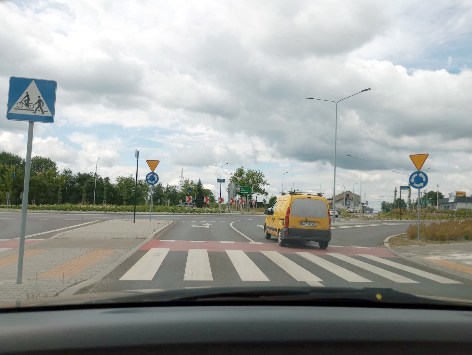 Materiał do pytania: Czy w tej sytuacji masz obowiązek powstrzymać się od wyprzedzania poprzedzającego pojazdu na najbliższym skrzyżowaniu ?