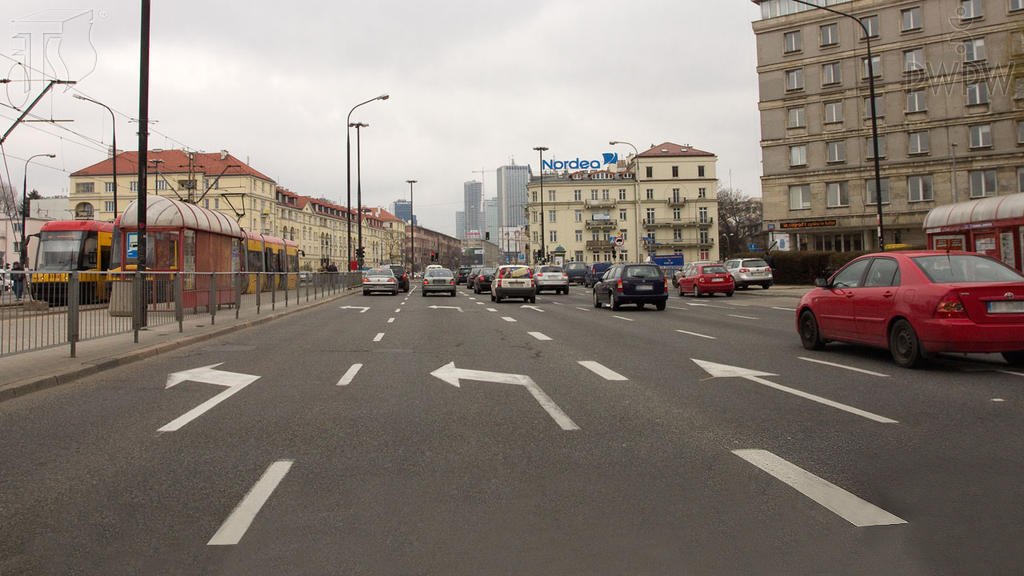 Materiał do pytania: Czy jadąc tym pasem ruchu masz prawo zawrócić na najbliższym skrzyżowaniu?