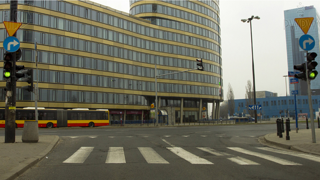 Materiał do pytania: Czy z zajmowanego pasa ruchu wolno Ci skręcić w lewo?