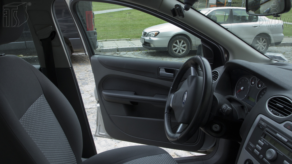 Material zur Frage: Kann in der dargestellten Situation das so stehengelassene Fahrzeug den Straßenverkehr oder andere Fahrer beim Einparken behindern?