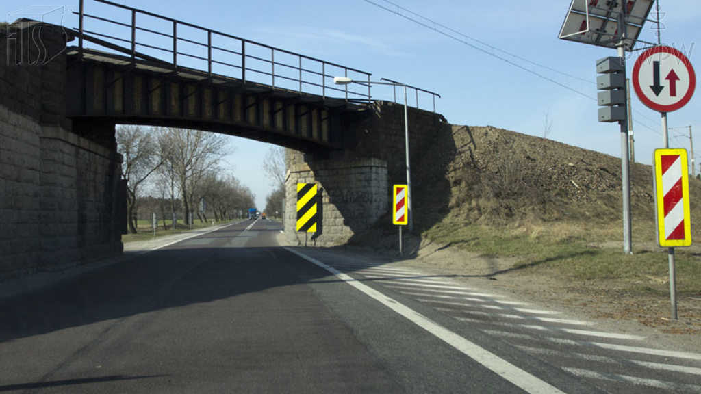 Materiał do pytania: Czy w tej sytuacji wolno Ci wjechać na zwężony odcinek jezdni, jeżeli nie wymusza to na nadjeżdżającym z przeciwka konieczności zatrzymania się?