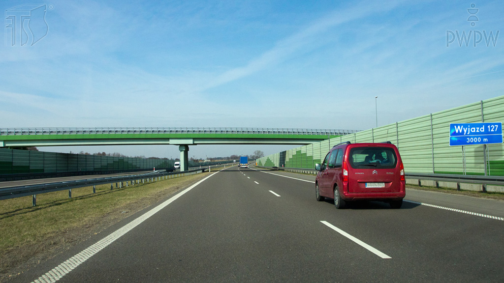 Materiał do pytania: Czy wolno Ci wyprzedzić pojazd poruszający się obok, zanim zmienisz pas ruchu i zjedziesz z autostrady na najbliższym wyjeździe?