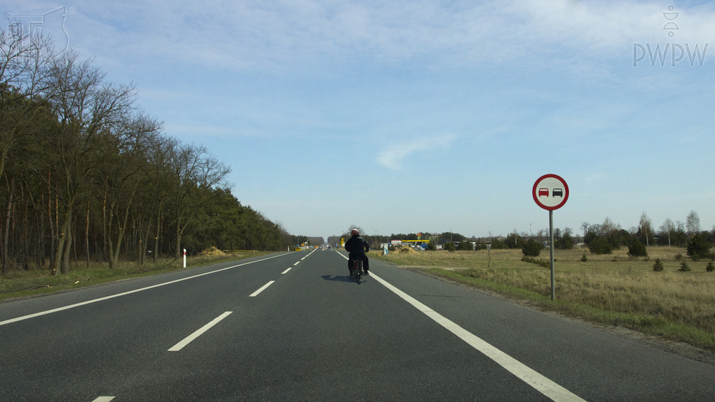 Materiał do pytania: Czy ten znak zabrania Ci wyprzedzać motocykle jednośladowe?