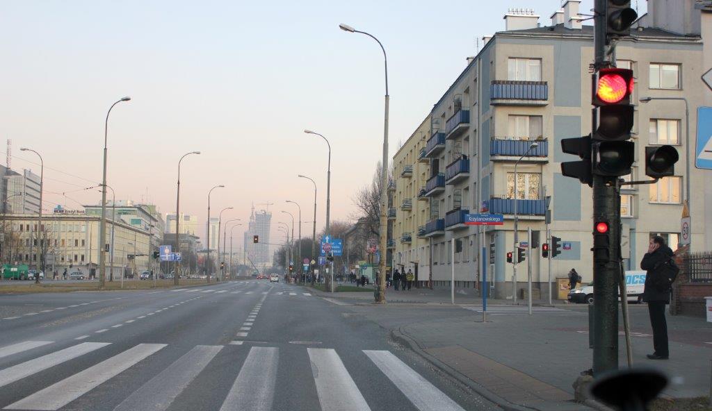 Materiał do pytania: Czy w tej sytuacji masz prawo wjechać za sygnalizator, jeżeli nie utrudnisz ruchu pieszym?