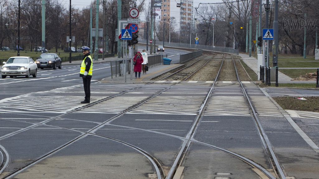 Materiał do pytania: Czy w tej sytuacji masz prawo pojechać na wprost?