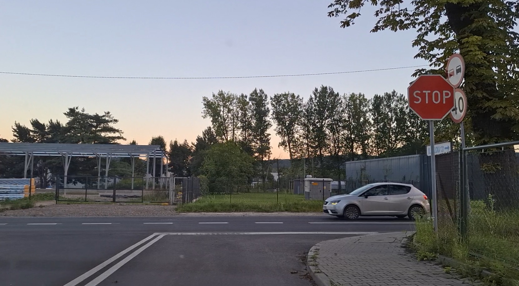 Material zur Frage: Muss man in dieser Situation aufgrund der Vorfahrtspflicht gegenüber dem Fahrzeug von rechts vor dem Stoppschild und dann vor der Haltelinie anhalten?