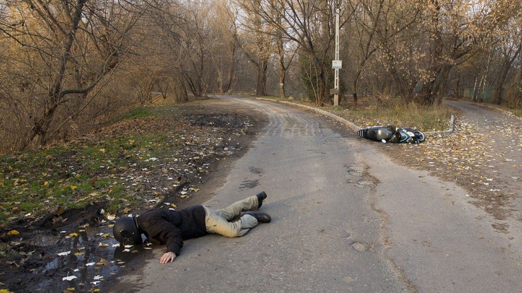 Materiał do pytania: Czy w tej sytuacji należy pozostawić poszkodowanego z twarzą zanurzoną w wodzie, ponieważ zmiana pozycji może spowodować uraz kręgosłupa?