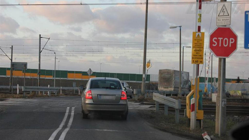 Material zur Frage: Falls das Fahrzeug auf dem Bahnübergang ausfällt, soll man den Führer des Schienenfahrzeugs warnen, soweit die Beseitigung des Fahrzeugs nicht möglich ist?