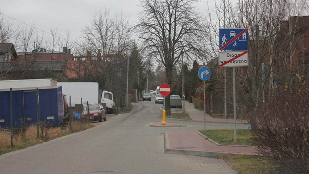 Materiał do pytania: Czy wyjeżdżając za te znaki informacyjne włączasz się do ruchu?