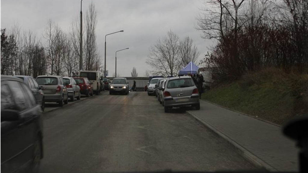 Materiał do pytania: Czy w widocznej sytuacji masz prawo kontynuować jazdę przed pojazdem nadjeżdżającym z przeciwka?