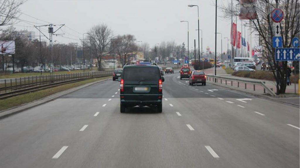 Materiał do pytania: Jaki czynnik powoduje zmniejszenie pola widzenia kierującego pojazdem?