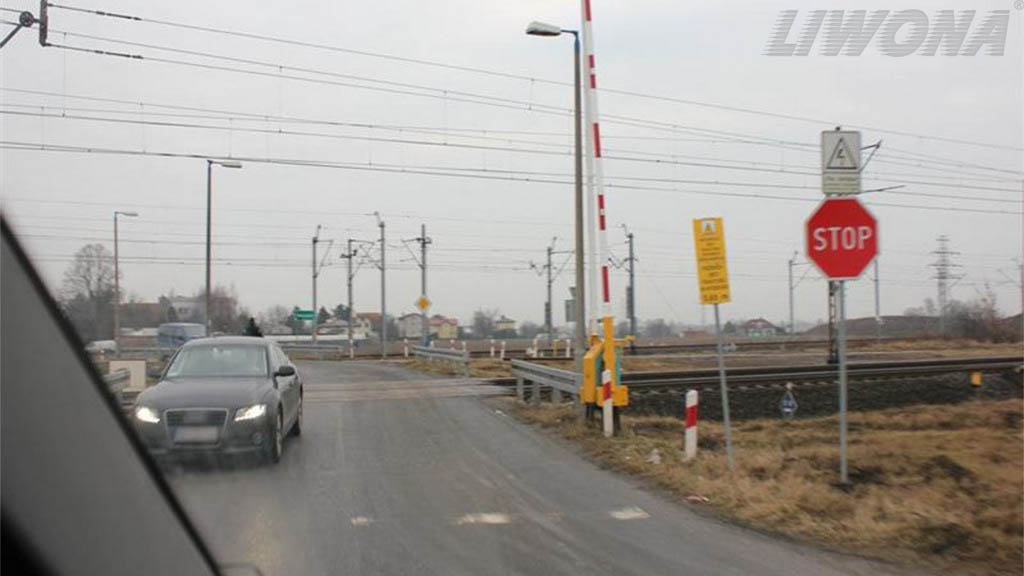 Materiał do pytania: Czy w widocznej sytuacji masz prawo przejechać przez przejazd bez zatrzymania się, jeżeli nie nadjeżdża pojazd szynowy?
