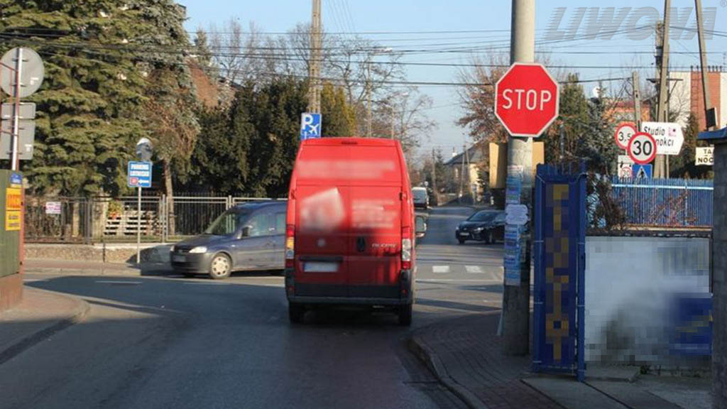 Materiał do pytania: Czy na tym skrzyżowaniu zatrzymanie pojazdu powinno nastąpić przed znakiem „STOP”?
