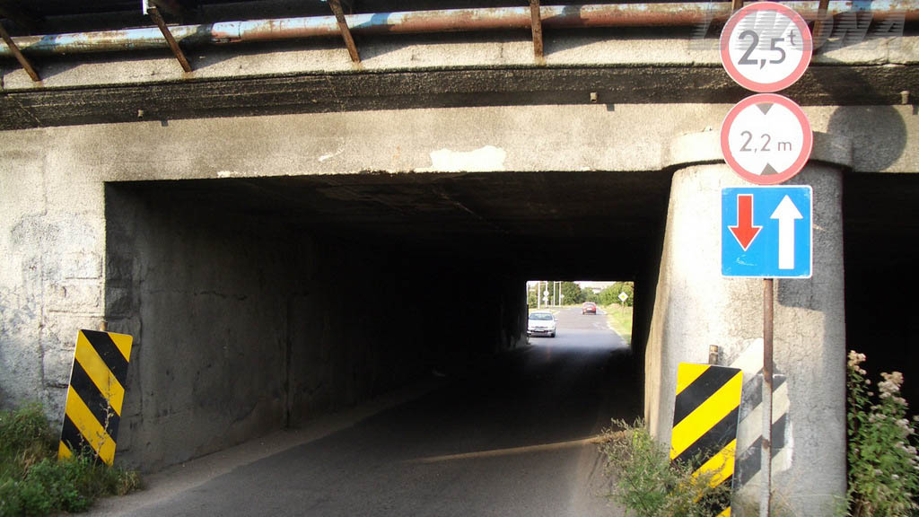 Material zur Frage: Hat in diesem Fall das Fahrzeug im Gegenverkehr den Vorrang auf der verengten Fahrbahnstrecke?