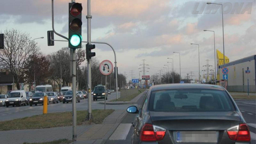 Materiał do pytania: Czy widoczny znak zakazu zabrania skręcania w lewo na skrzyżowaniu?