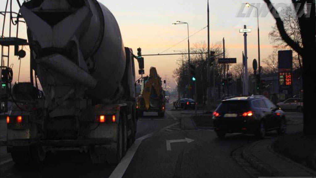 Materiał do pytania: Czy w widocznej sytuacji masz prawo zmienić pas ruchu na lewy z zachowaniem szczególnej ostrożności?