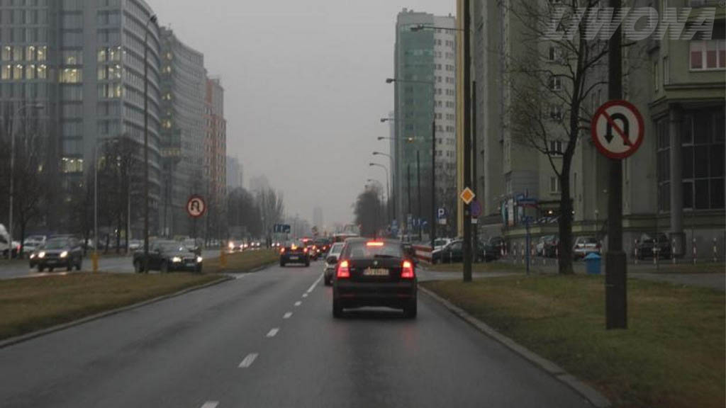 Materiał do pytania: Czy w widocznej sytuacji masz prawo zawrócić na najbliższym skrzyżowaniu?