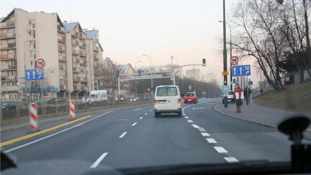 Materiał do pytania: Czy w widocznej sytuacji masz prawo wyprzedzić na skrzyżowaniu pojazd poprzedzający ?