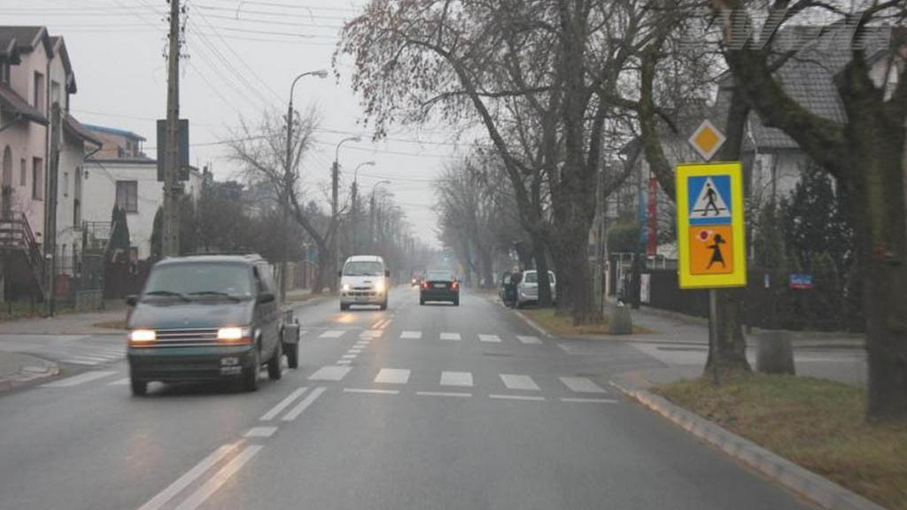 Materiał do pytania: W jaki sposób oświetlają drogę przed samochodem osobowym światła mijania?