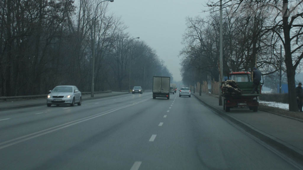 Materiał do pytania: Czy w widocznej sytuacji znajdujesz się na drodze jednojezdniowej dwukierunkowej o czterech pasach ruchu?