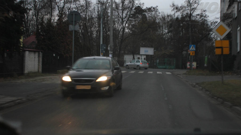 Materiał do pytania: Czy w dzień zabronione jest ostrzeganie światłami drogowymi, jeżeli może spowodować to oślepienie innych kierujących?