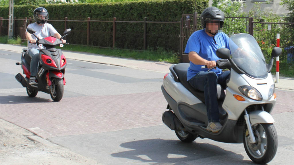Materiał do pytania: Czy posiadając prawo jazdy kat. B od co najmniej 3 lat, masz prawo kierować motocyklem o pojemności skokowej silnika nie większej niż 125 cm3?