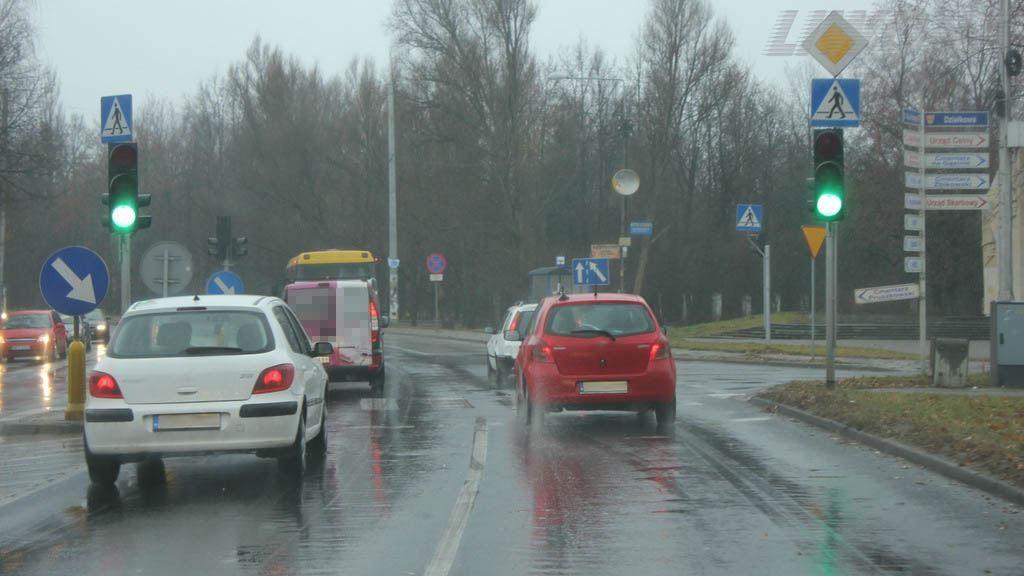 Materiał do pytania: Jak powinieneś zachować się wjeżdżając na odcinek drogi pokryty kałużami?