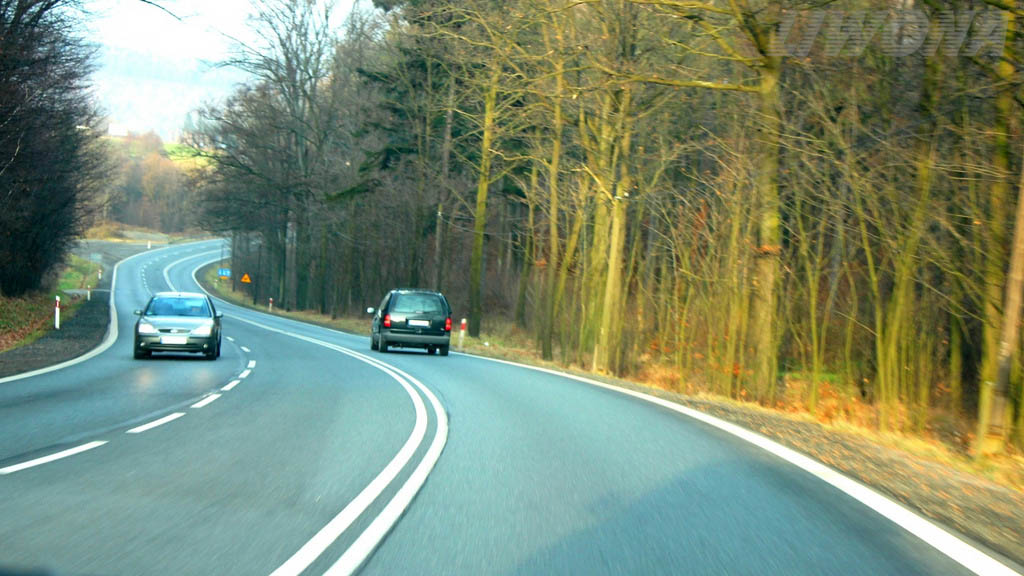 Material zur Frage: Welche Fahrlinie soll man in der Anfangsphase der abgebildeten Linkskurve wählen?