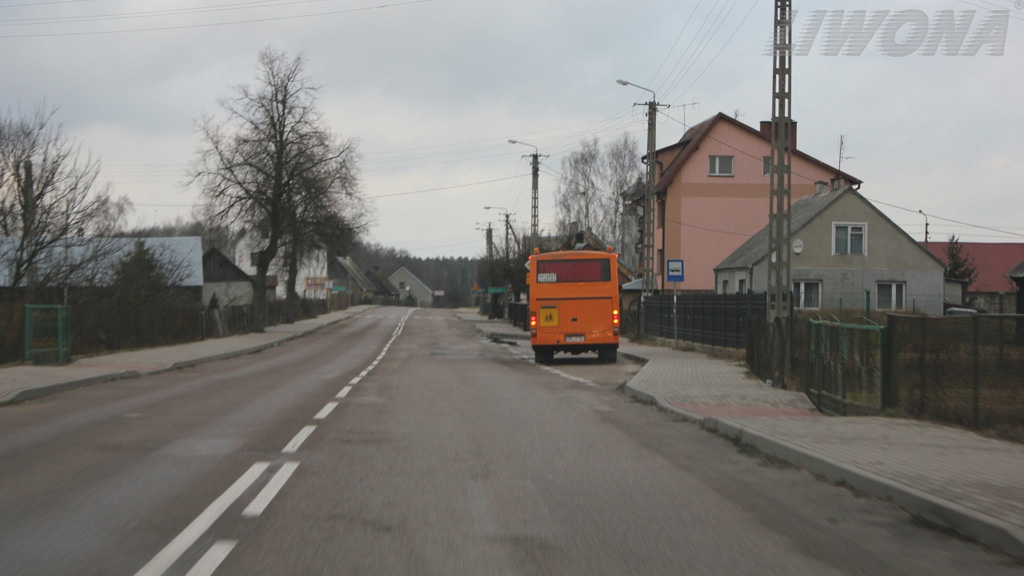 Material zur Frage: Wenn man sich der Haltestelle eines Schulbusses außerhalb der geschlossenen Ortschaft nähert, soll man dem Fahrer dieses Busses Einfahrt auf die Straße ermöglichen, soweit dieser dieses Manöver signalisiert?
