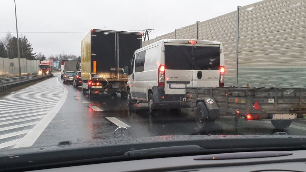 Materiał do pytania: Czy w tej sytuacji kierujący pojazdem poruszającym się prawym pasem ruchu jest obowiązany umożliwić tobie   zmianę pasa ruchu ?