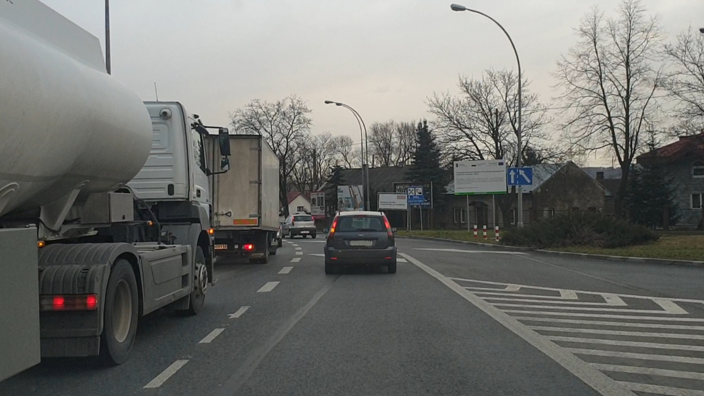 Materiał do pytania: Czy kierujący jadący lewym pasem ruchu ciągnikiem siodłowym z cysterną ma obowiązek już w tym miejscu umożliwić pojazdowi jadącemu przed Tobą zmianę pasa ruchu na sąsiedni?