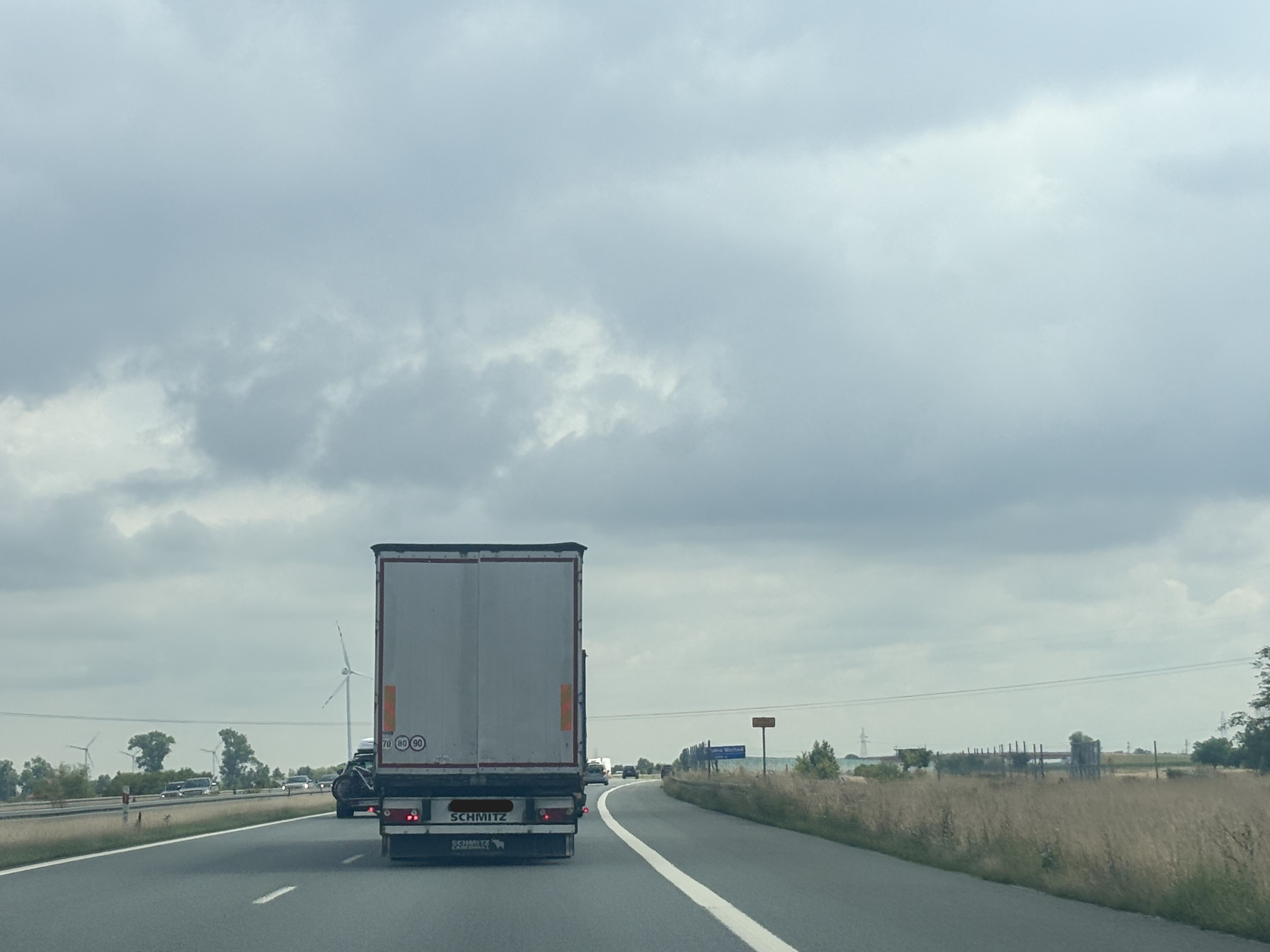 Materiał do pytania: Czy w przedstawionej sytuacji jadąc autostradą samochodem ciężarowym o maksymalnej masie całkowitej powyżej 3,5 t wolno Ci wyprzedzić pojazd samochodowy poruszający się z nieznacznie mniejszą prędkością od Twojej?