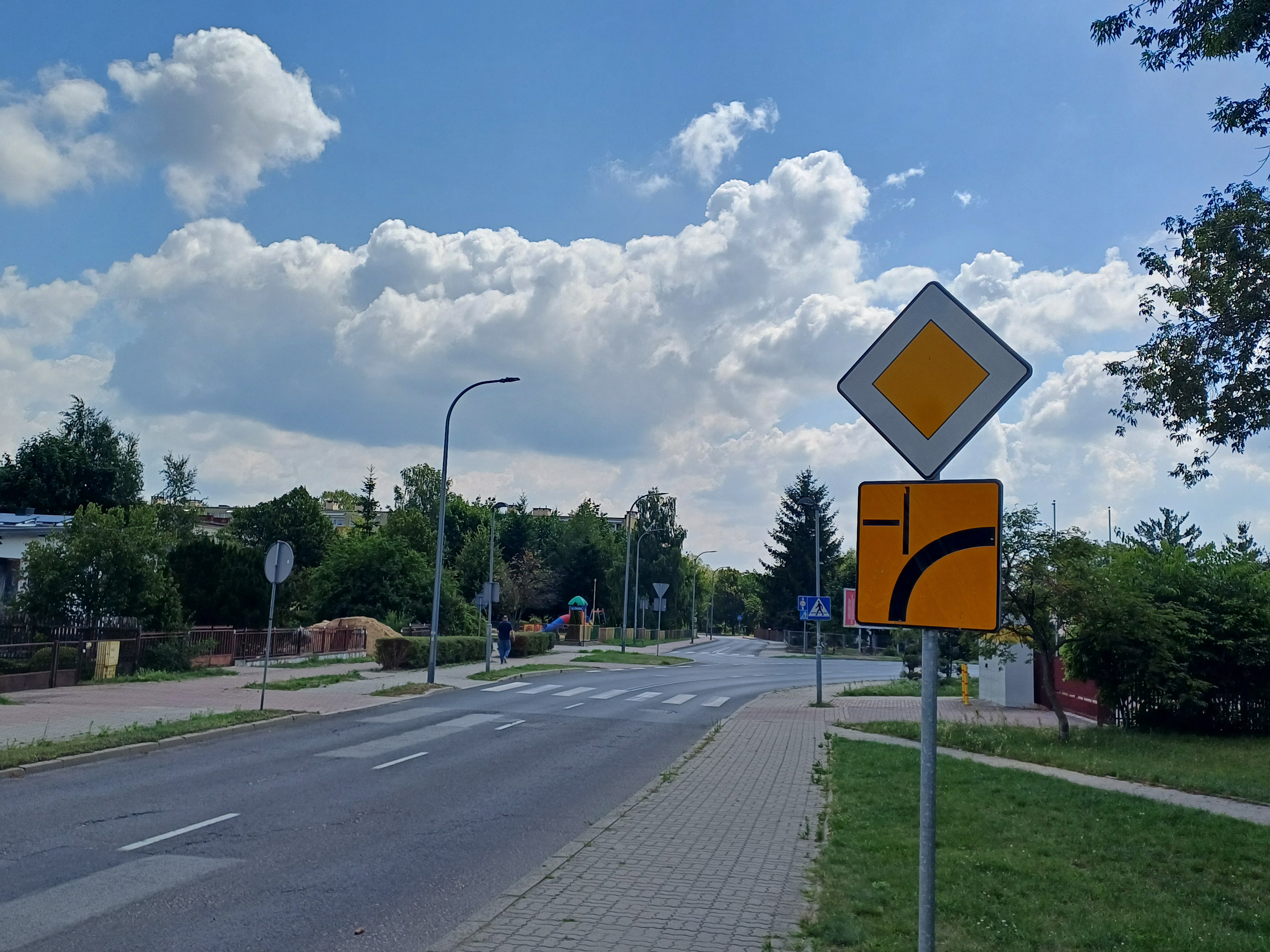 Material zur Frage: Sie möchten geradeaus über eine Kreuzung fahren. Müssen Sie jedem von rechts kommenden Fahrzeug Vorfahrt gewähren?
