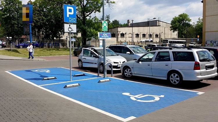 Materiał do pytania: Czy na tak oznaczonym miejscu możesz dokonać postoju pojazdu, jeżeli przewozisz osobę niepełnosprawną legitymującą się kartą parkingową?