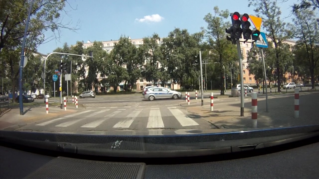 Material for the question: You intend to turn right. Will you in the presented situation stop at the traffic signals?