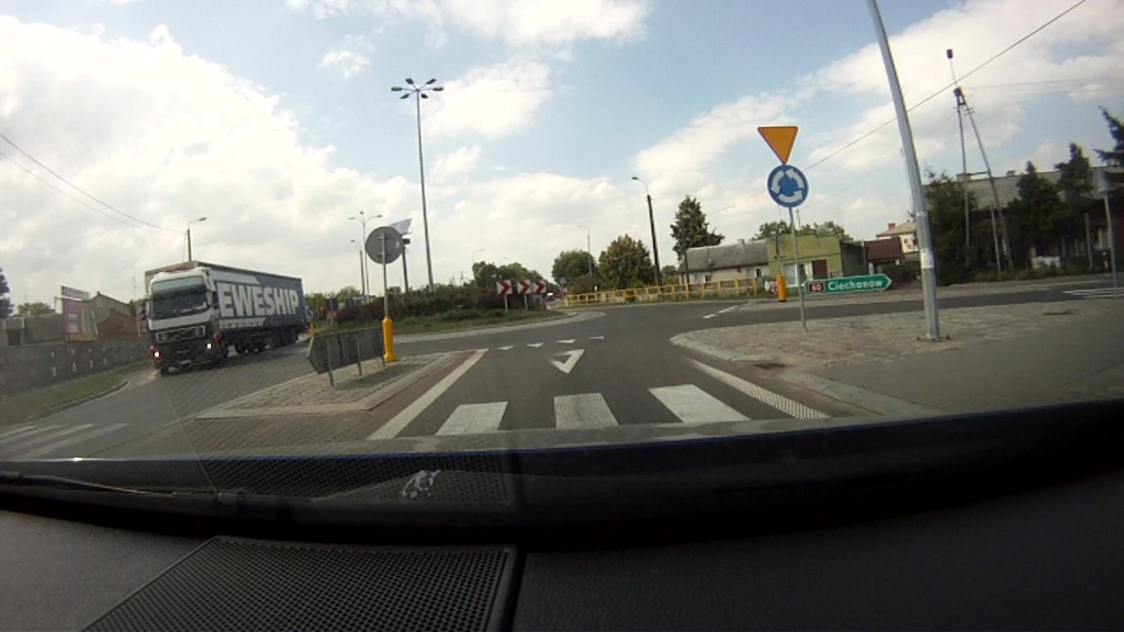 Material zur Frage: Sollen Sie in dieser Situation den kommenden Fahrzeugen im Kreisverkehr die Vorfahrt gewähren?
