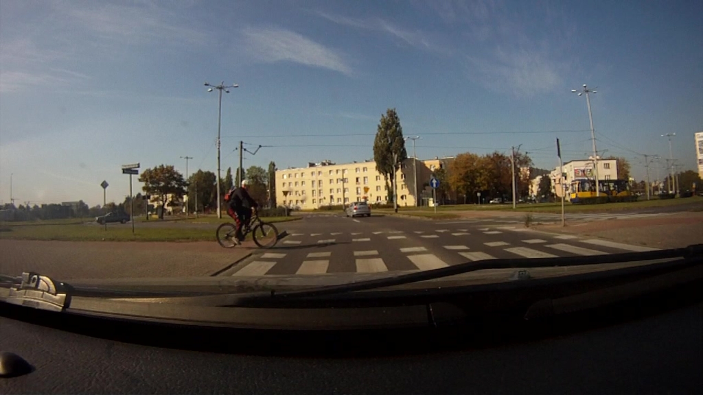 Materiał do pytania: Czy w przedstawionej sytuacji ustąpisz pierwszeństwa rowerzyście?